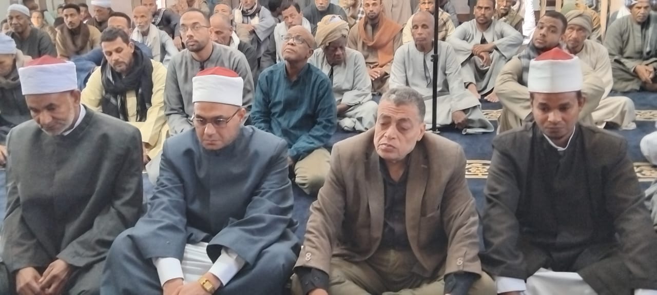 جانب من صلاة الجمعة بالمسجد