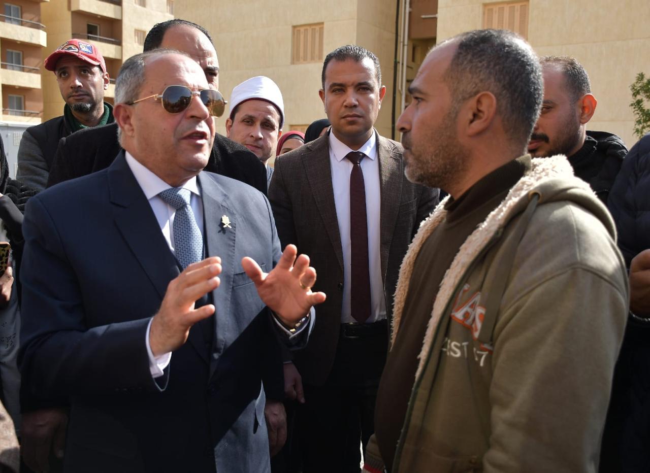 المخافظ مع احد المواطنين المخافظ مع احد المواطنين