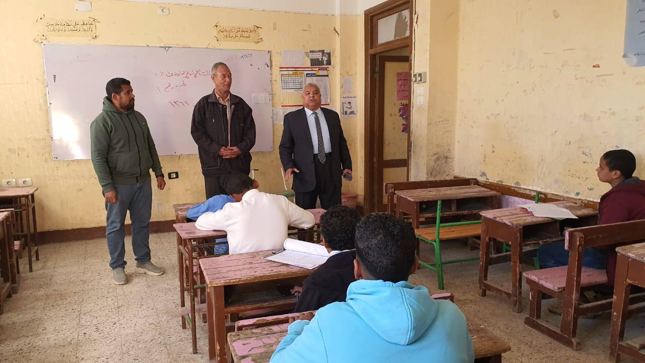 وكيل تعليم الأقصر يؤكد على سير إمتحانات الشهادة الإعدادية وكيل تعليم الأقصر يؤكد على سير إمتحانات الشهادة الإعدادية