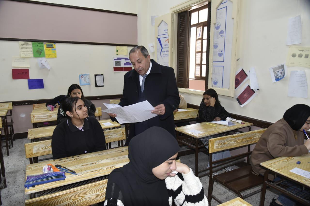 المحافظ باحدى لجان الامتحانات المحافظ باحدى لجان الامتحانات