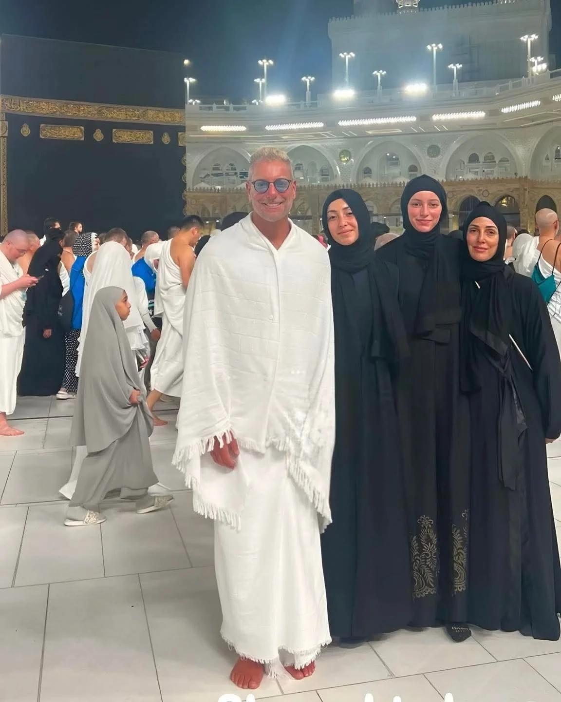 تامر هجرس واسرته من مناسك العمرة