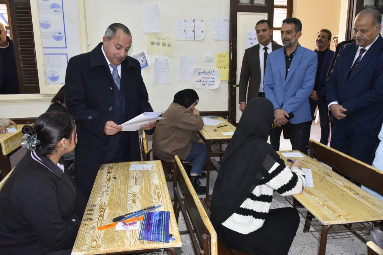 المحافظ يتابع سير الامتحانات المحافظ يتابع سير الامتحانات