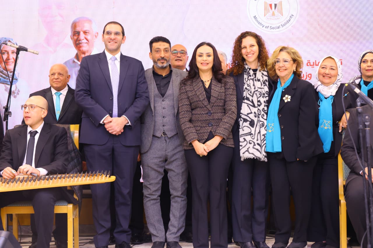 وزيرة التضامن تكرم  عددا من الرواد تقديراً لمجهوداتهم