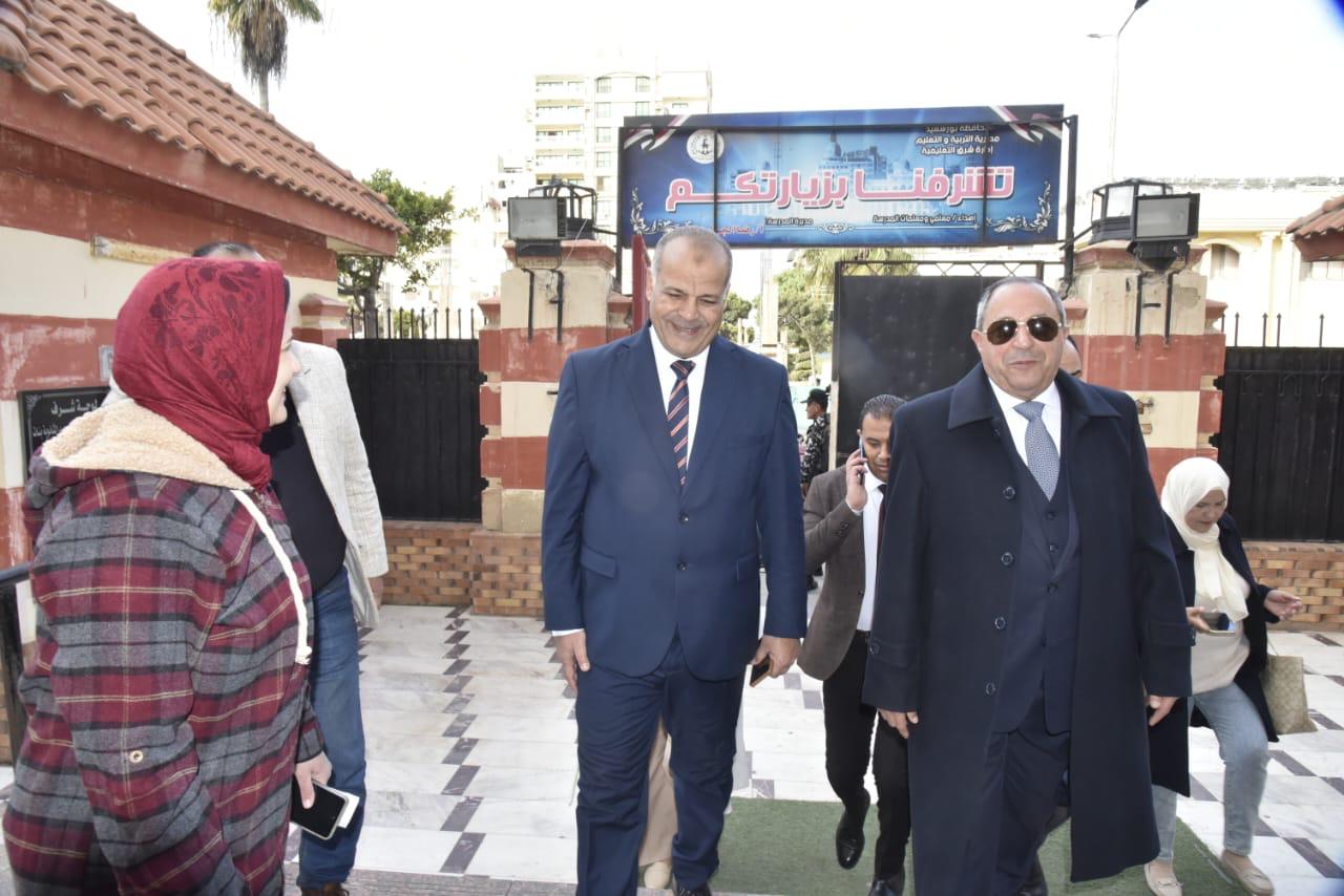 المحافظ ومدير عام التعلبم المحافظ ومدير عام التعلبم