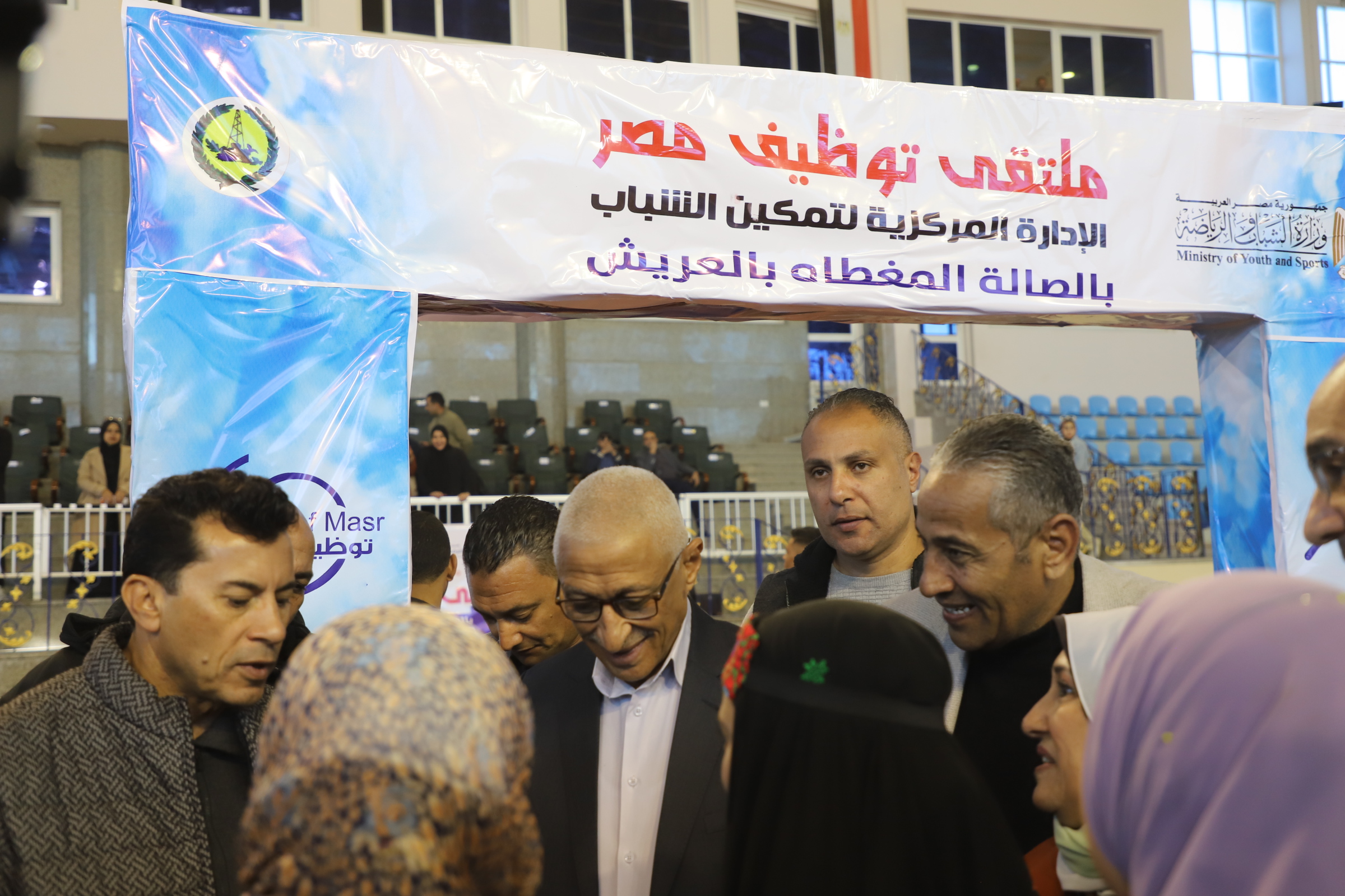 حوار بين الوزير وأحد المشاركين في الملتقي 