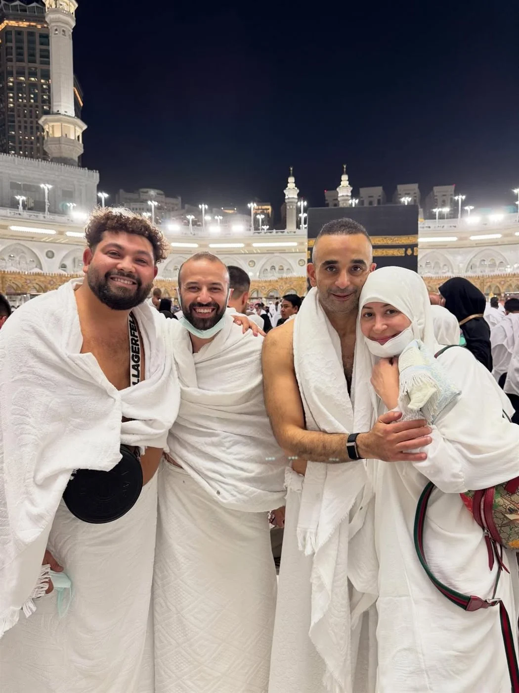 منه شلبي وزوجها من مناسك العمرة