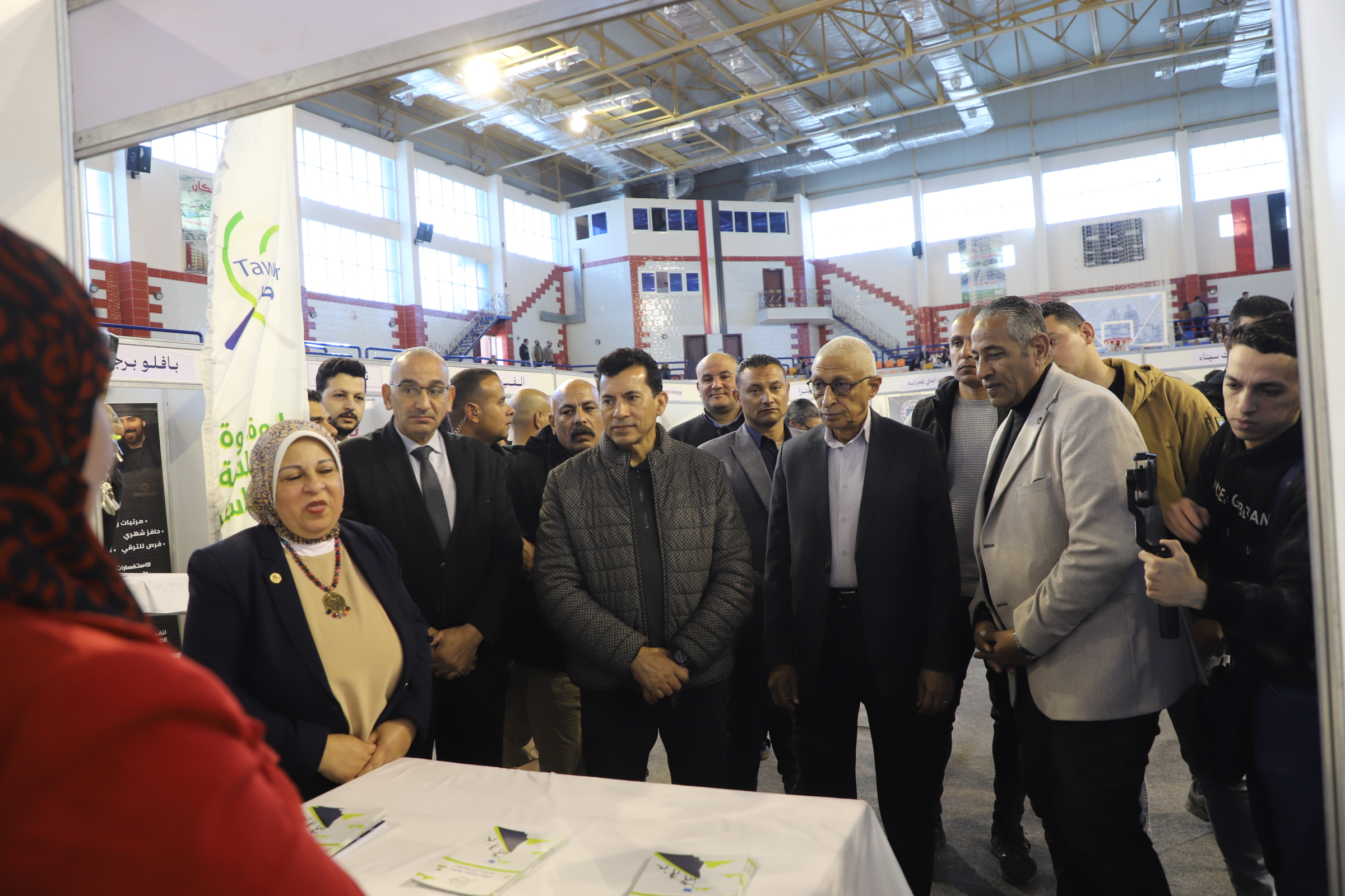 الاستماع لشرح مفصل حول فرص العمل 