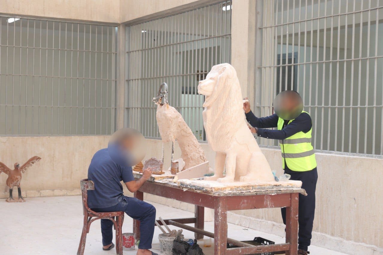 نزلاء مركز أخمميم أثناء العمل