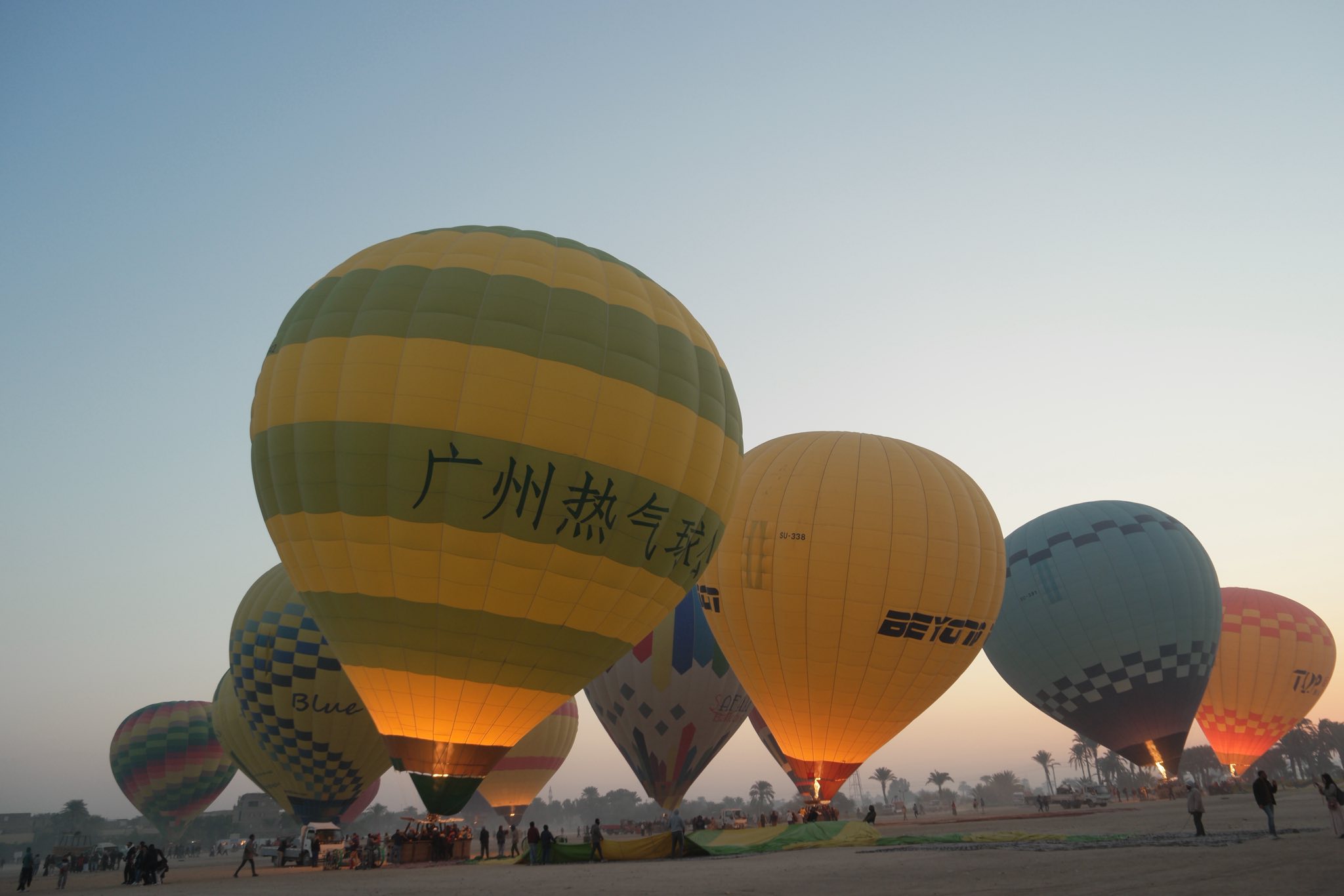 لحظات تجهيز البالون الطائر للتحليق بسماء الأقصر