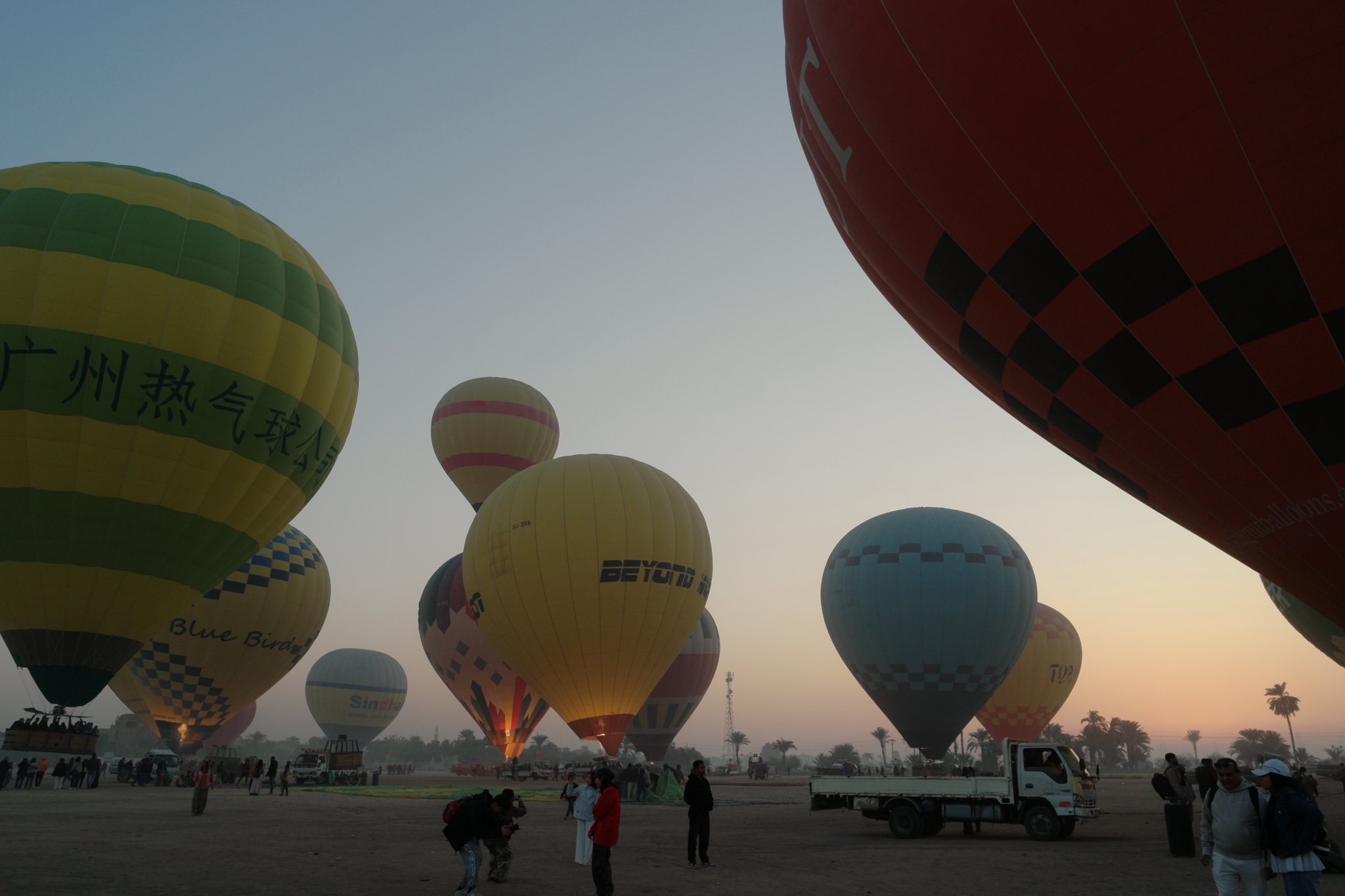 متعة السائحين قبل التحليق على متن رحلات البالون للسماء