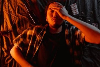 شخص يشعر بالذنب