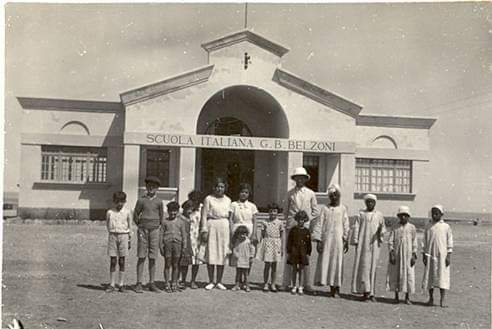 23617-المدرس-الايطالى-والطلاب-أمام-المدرسة-
