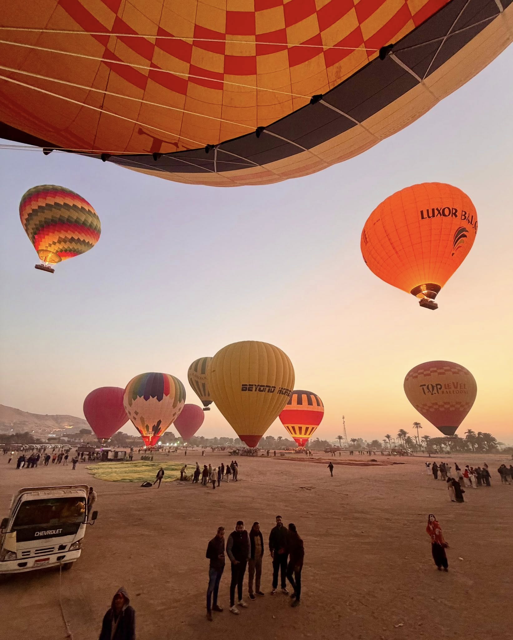 توافد سياحى كبير قبل التحليق على متن رحلات البالون الطائر