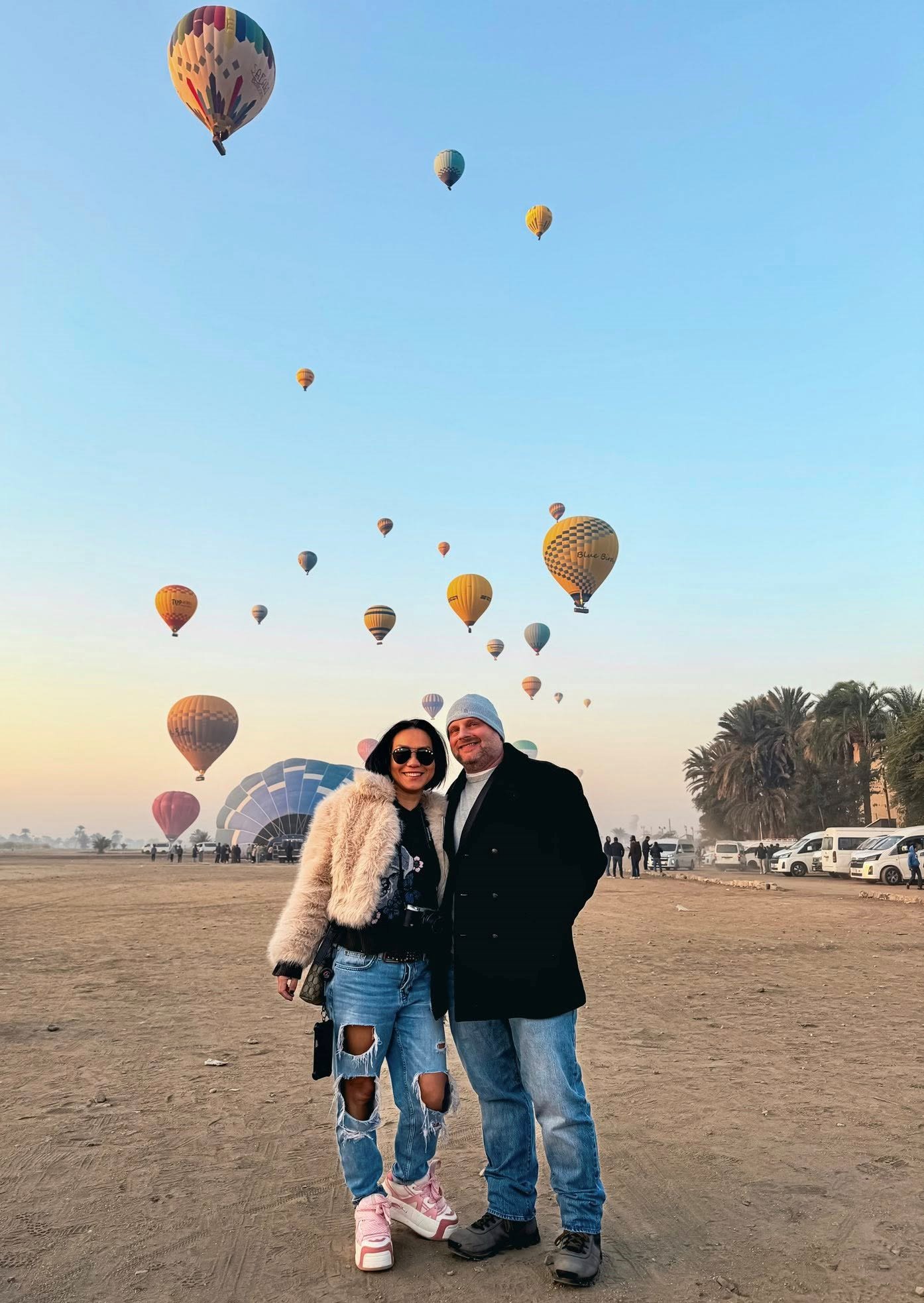 سعادة الأجانب فى قلب أرض مطار البالون الطائر