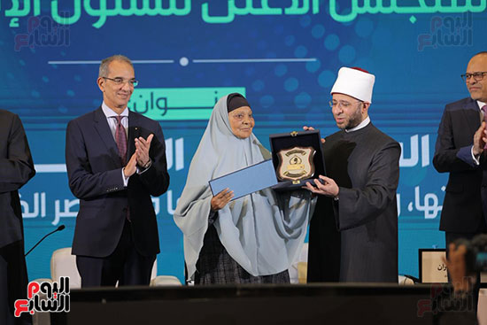 جانب من التكريم جانب من التكريم