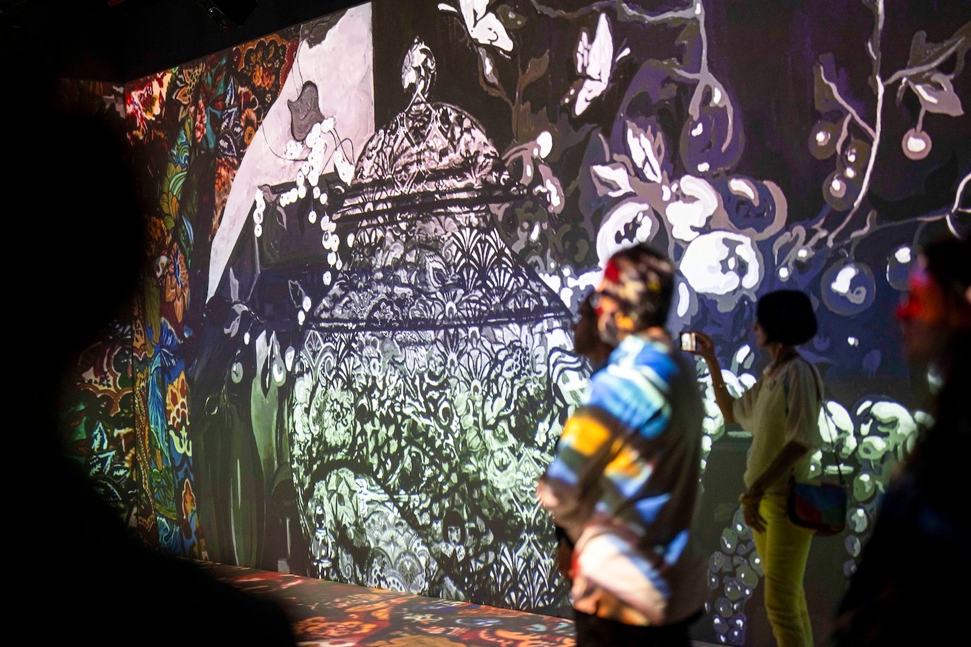 قُسّم المعرض إلى خمسة فصول كل منها مستوحى من القصة الشخصية للفنان.