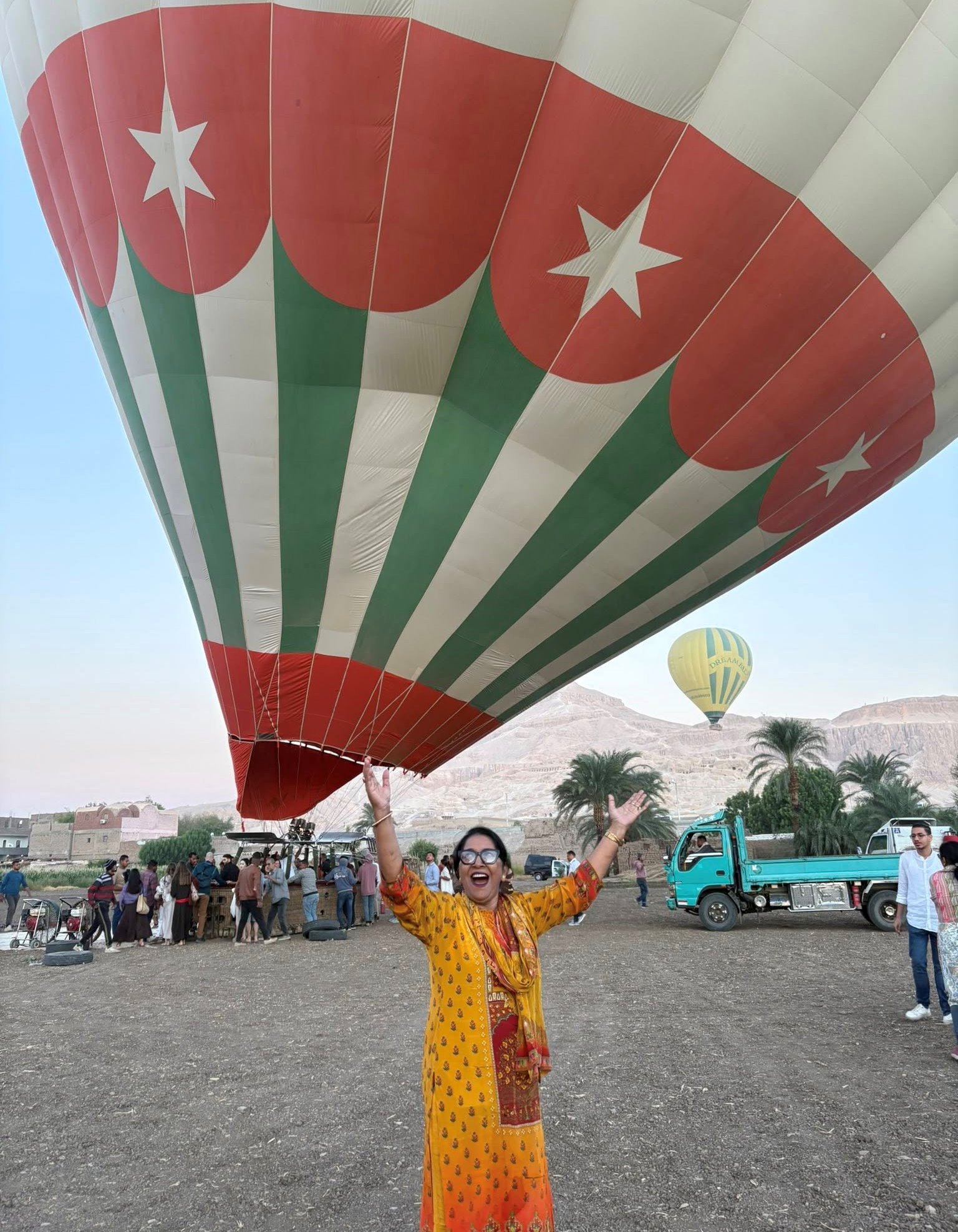 سائحة هندية سعيدة فى قلب رحلات البالون الطائر