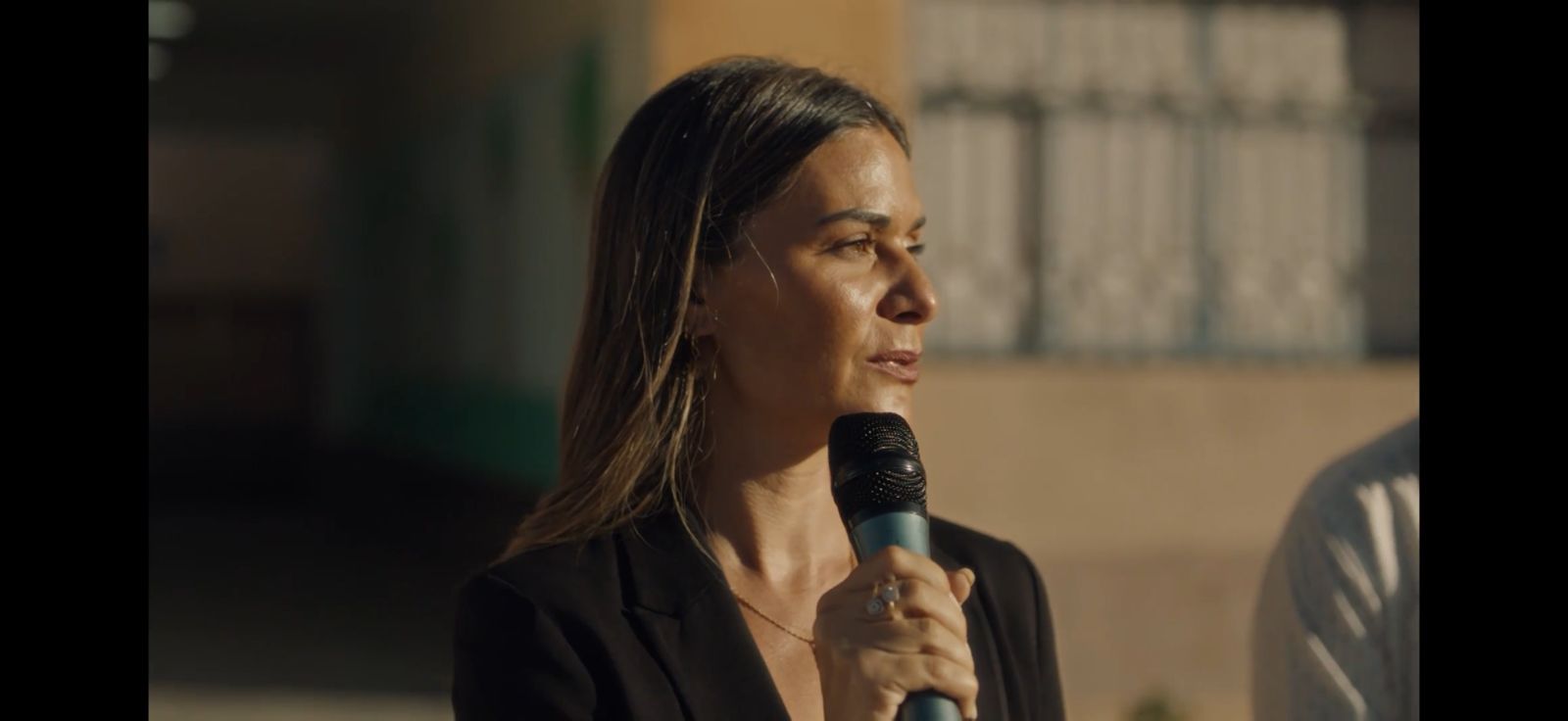 مديرة المدرسة تواسي الطلاب بعد موت يوسف (1)