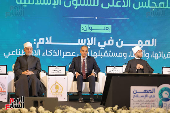 وزير الأوقاف ووزير الإتصالات ومفتى الجمهورية بالجلسة وزير الأوقاف ووزير الإتصالات ومفتى الجمهورية بالجلسة