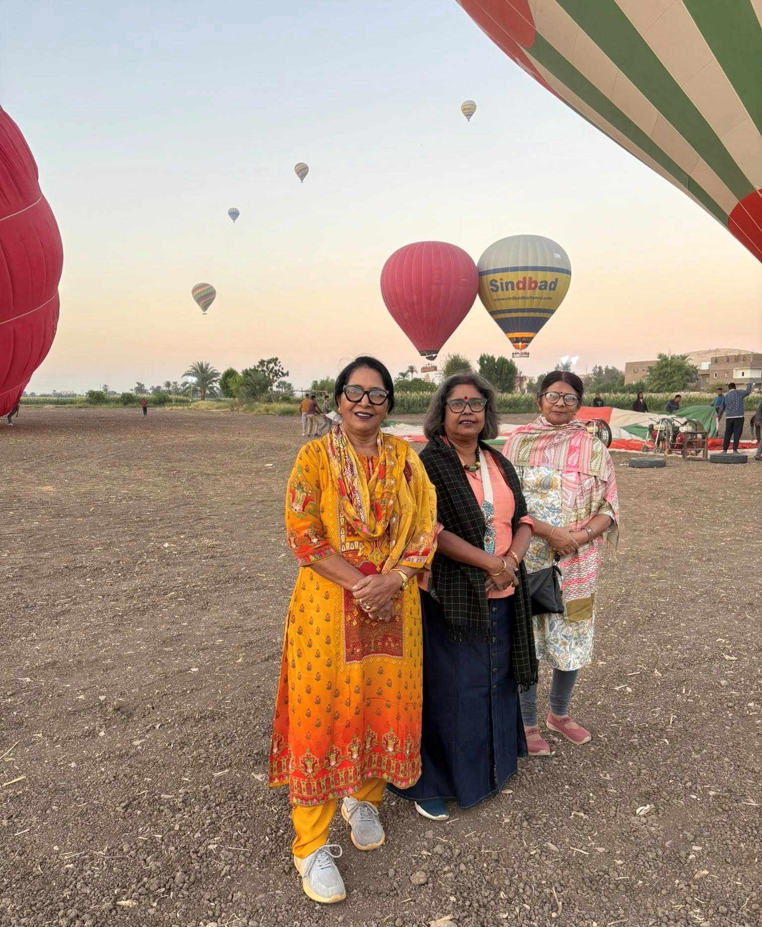 بهجة الهنود فى أرض مطار البالون الطائر غرب الأقصر