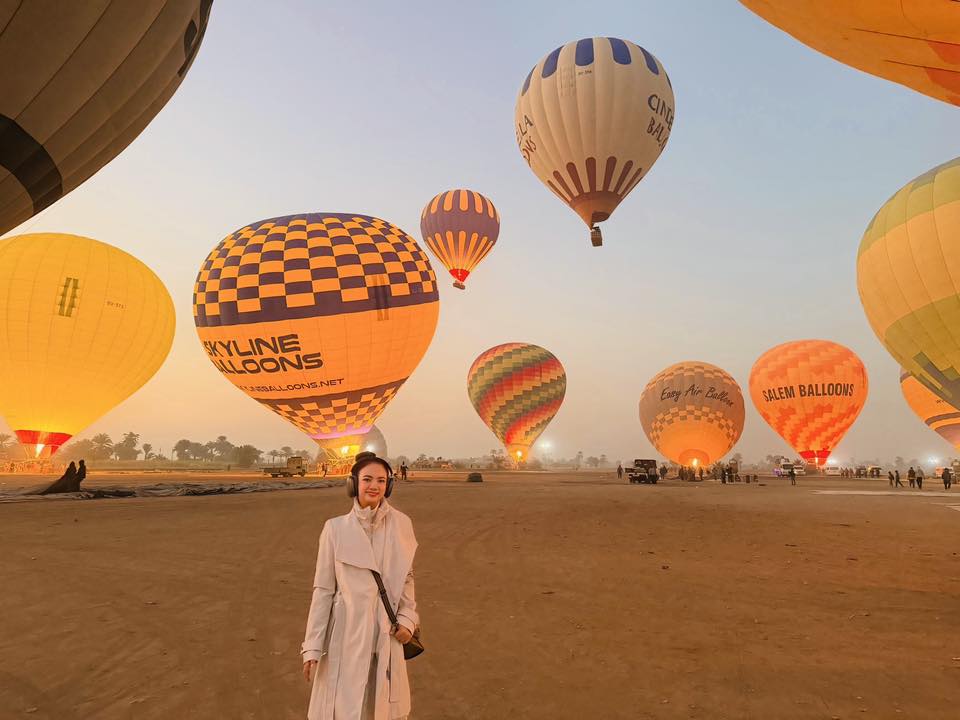 استمتاع أجنبية فى قلب مطار البالون الطائر بالأقصر
