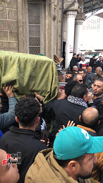 سعد-الصغير-يحمل-نعش-والدة-رضا-البحراوي-إلى-مثواها-الأخير-(1)