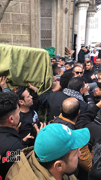 سعد-الصغير-يحمل-نعش-والدة-رضا-البحراوي-إلى-مثواها-الأخير-(4)