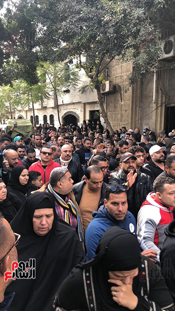 سعد-الصغير-يحمل-نعش-والدة-رضا-البحراوي-إلى-مثواها-الأخير-(3)