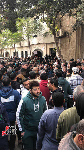 سعد-الصغير-يحمل-نعش-والدة-رضا-البحراوي-إلى-مثواها-الأخير-(2)