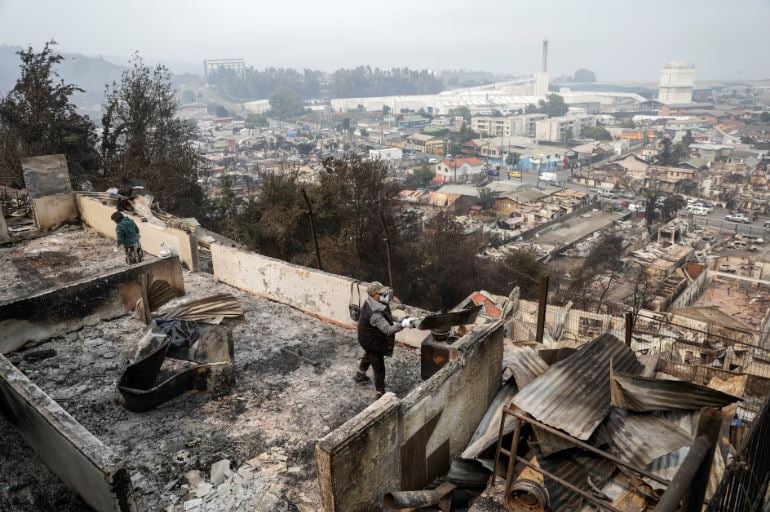 حرائق غابات فى الشتاء.. إجلاء السكان فى تشيلى بعد تمدد النيران إلى المنازل (4)