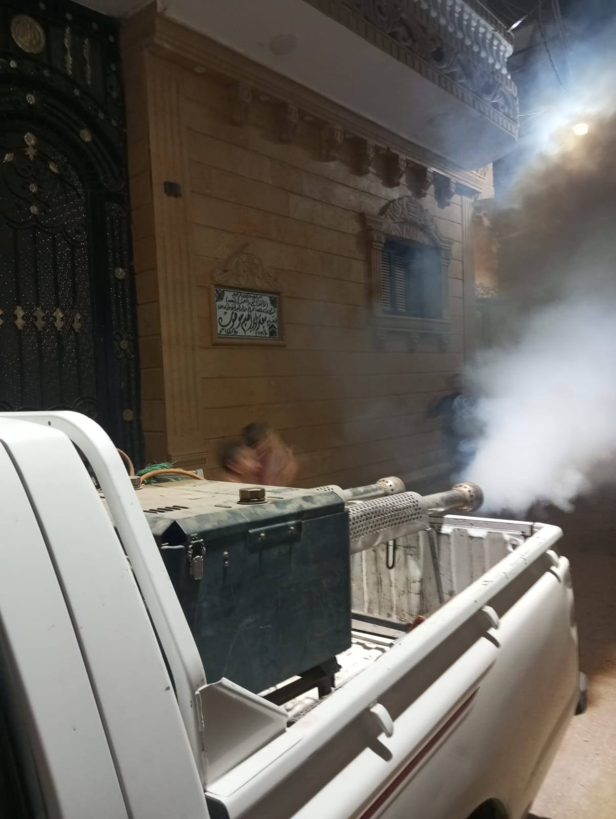 سيارة الرش تجوب الشوراع