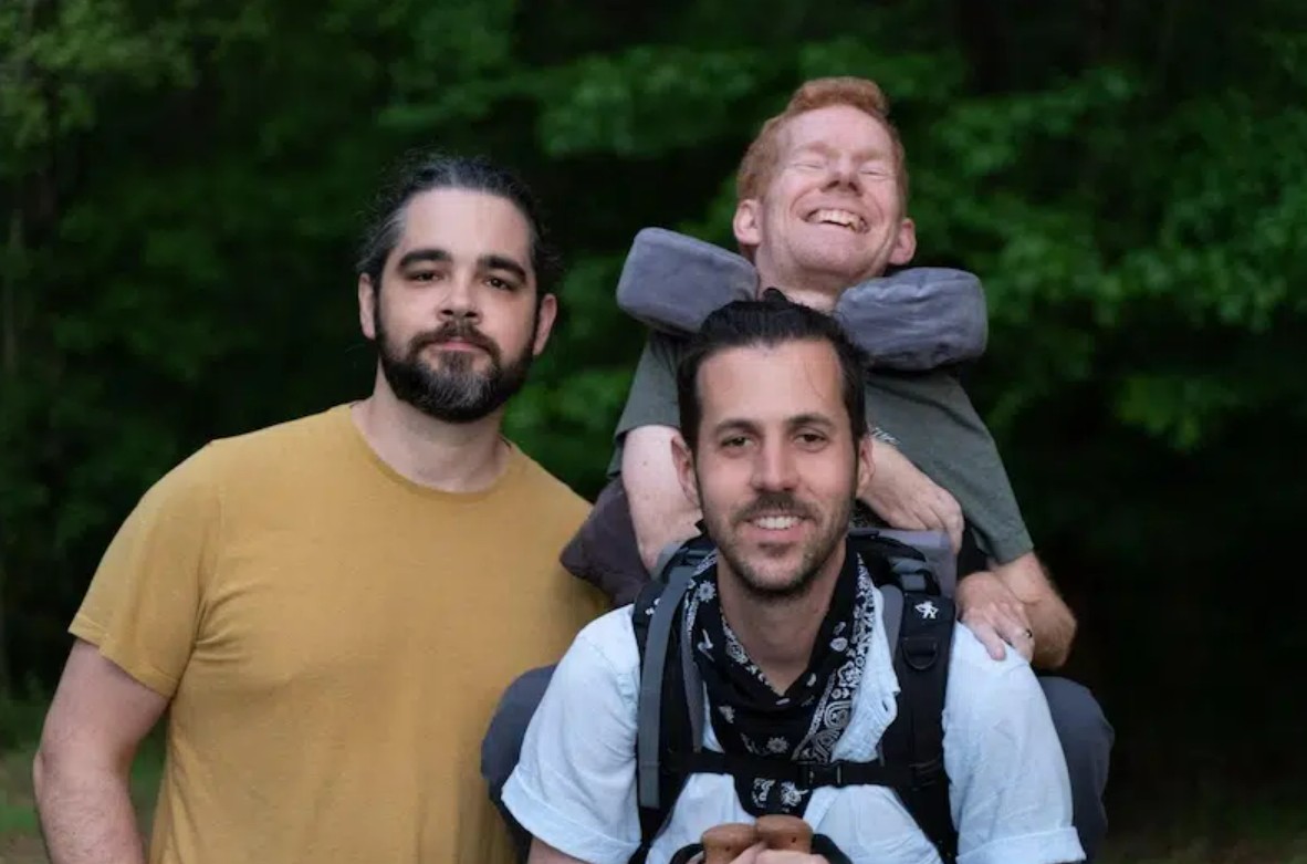 أصدقاء يحملون رفيقهم على ظهورهم لمساعدته على رؤية العالم