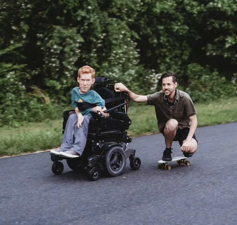 كيفان تشاندلر مصاب  بضمور العضلات الشوكي من النوع الثاني