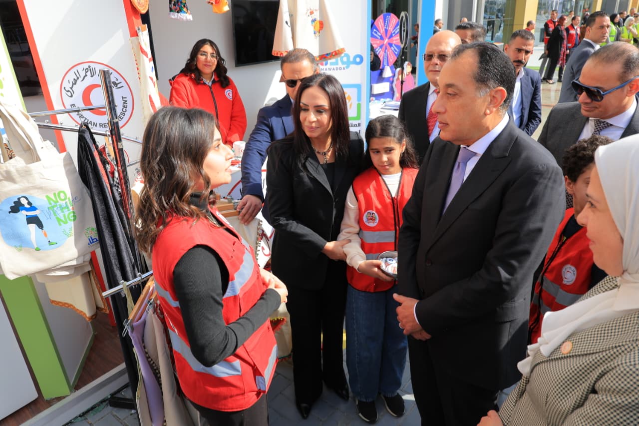 رئيس الوزراء ووزيرة التضامن خلال المشاركة