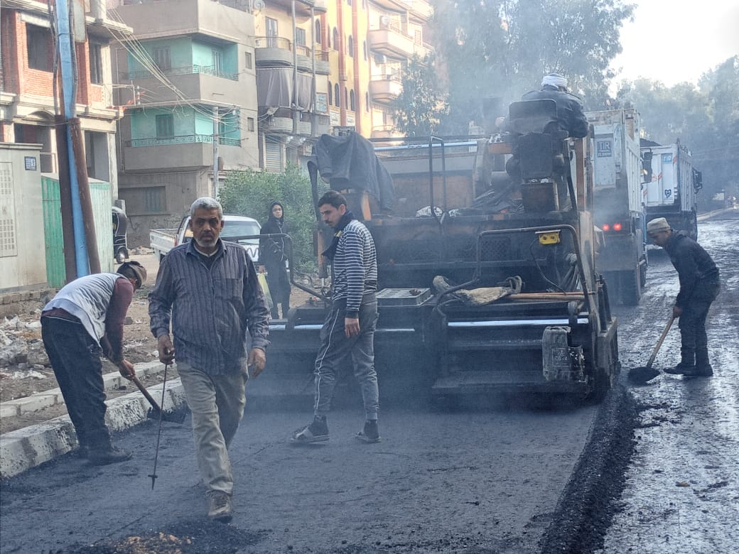 جانب من عمليات رصف الطرق (2)