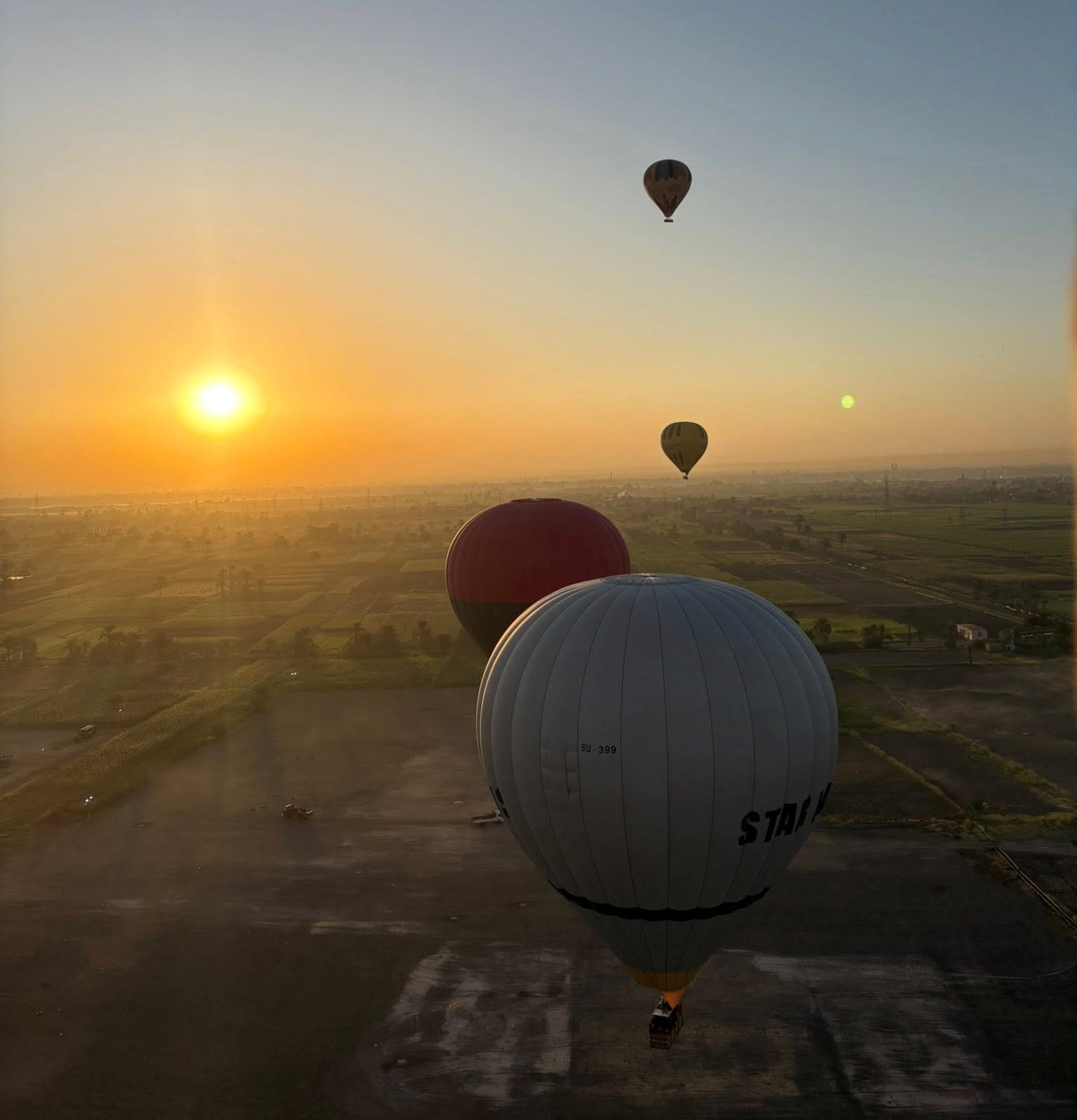 جانب من تحليق رحلات البالون الطائر غرب الأقصر
