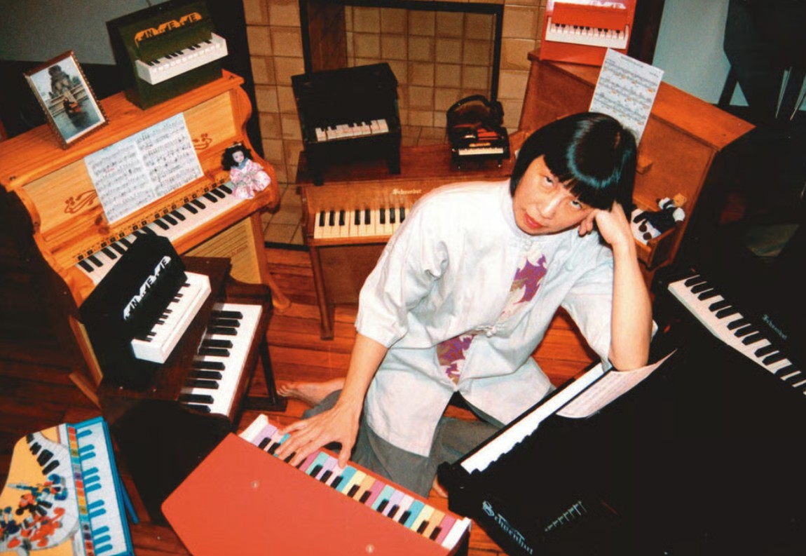 تان مع مجموعة من البيانو