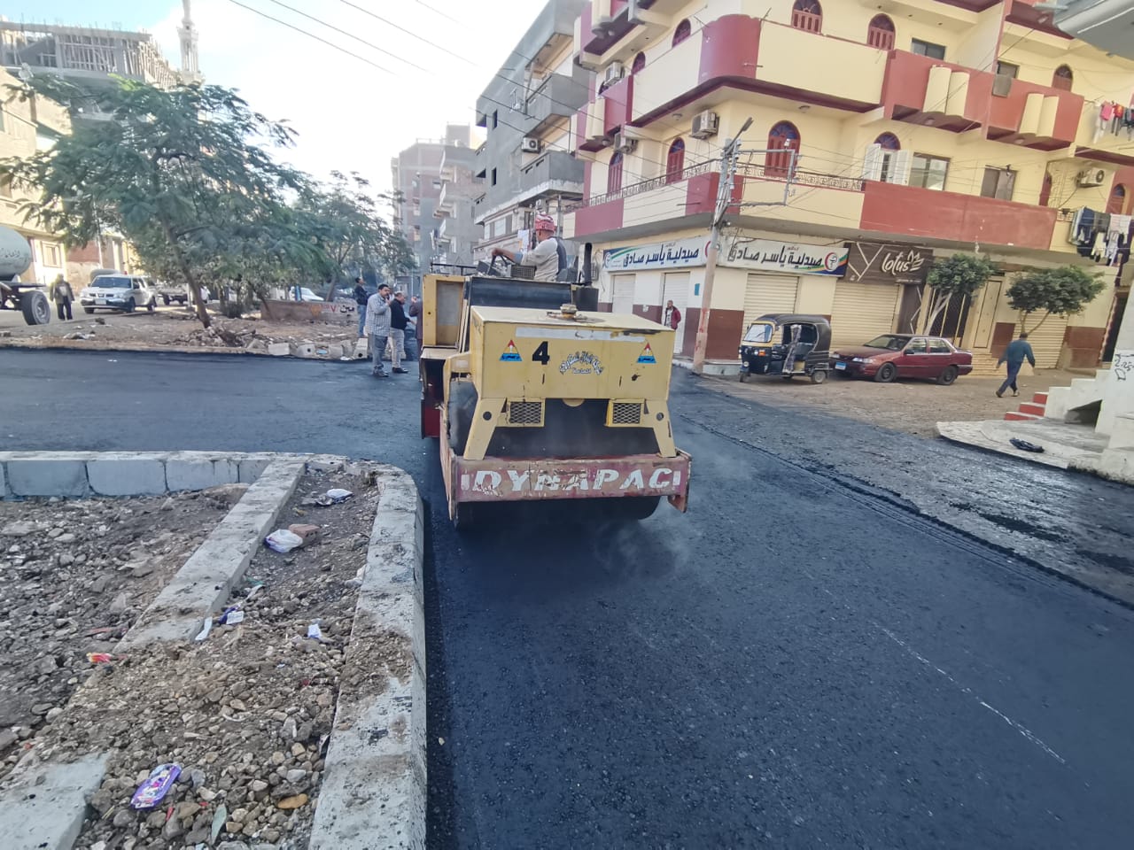 جانب من عمليات رصف الطرق (5)