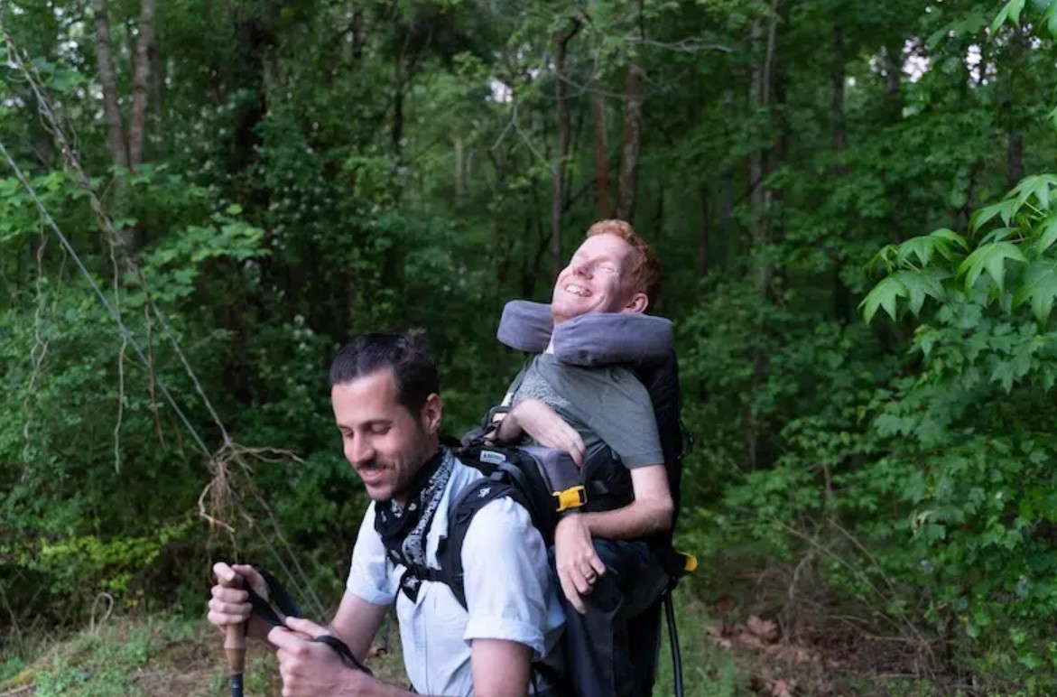 الاعاقة لم تمنعه من الاستمتاع بالسفر 