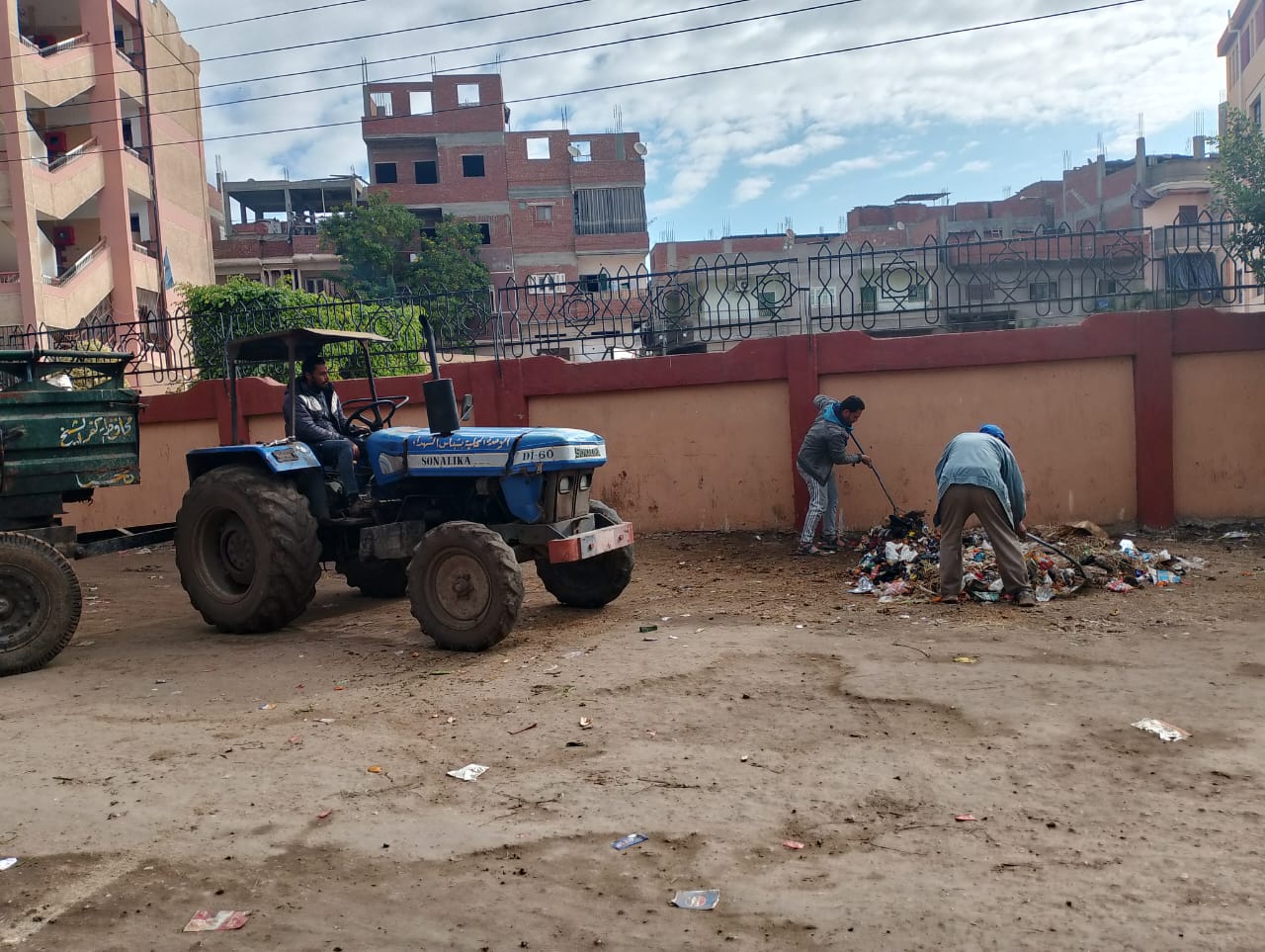 جمع القمامة من الشوارع بالقرى