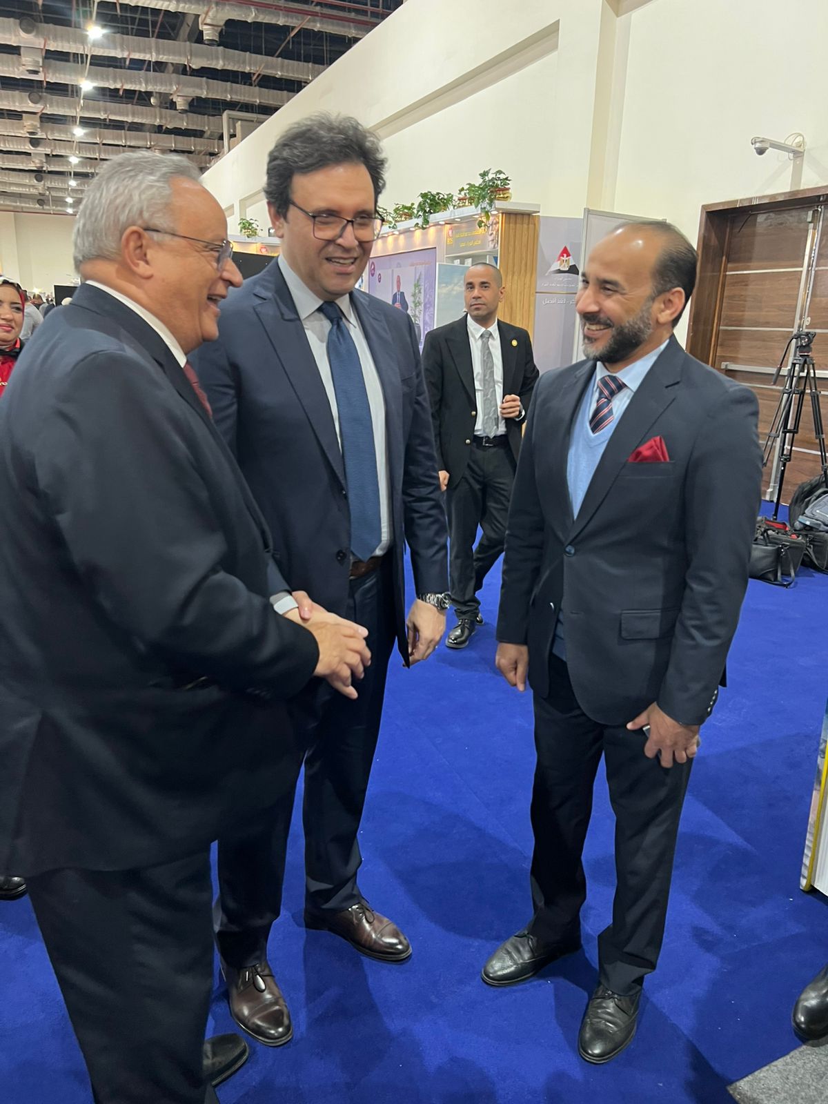 وزير الثقافة يتفقد جناح مكتبة الإسكندرية