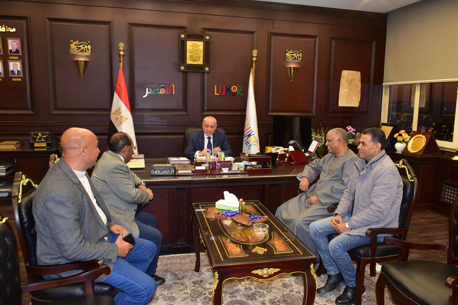 محافظ الأقصر يلتقي العائلة الحجاجية لبحث الاستعدادات للمولد السنوى