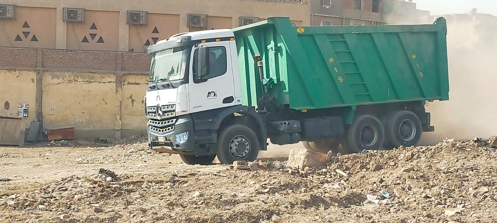 اعمال رفع المخلفات بمحيط سور مجرى العيون