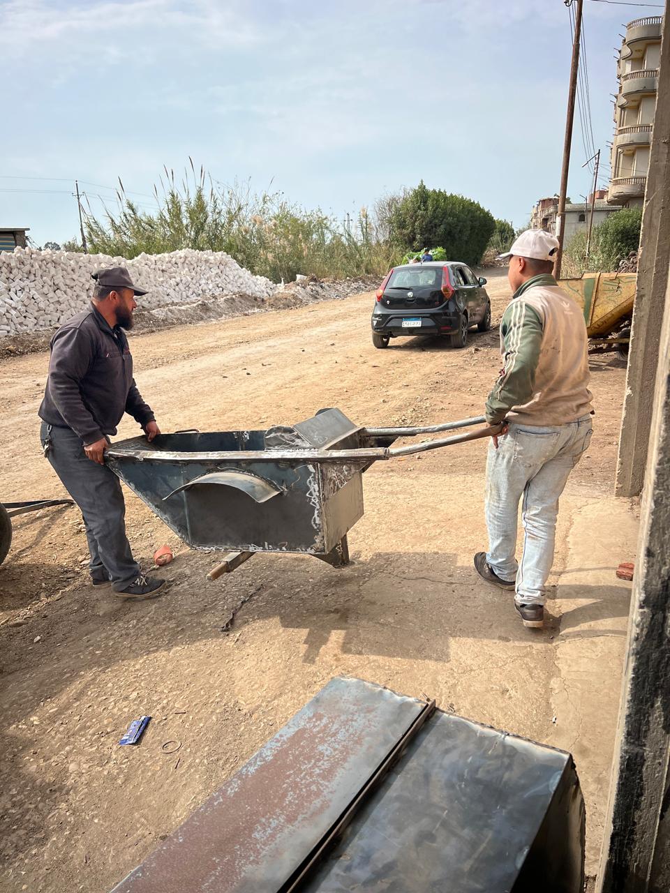 جانب من تصنيع المعلقة