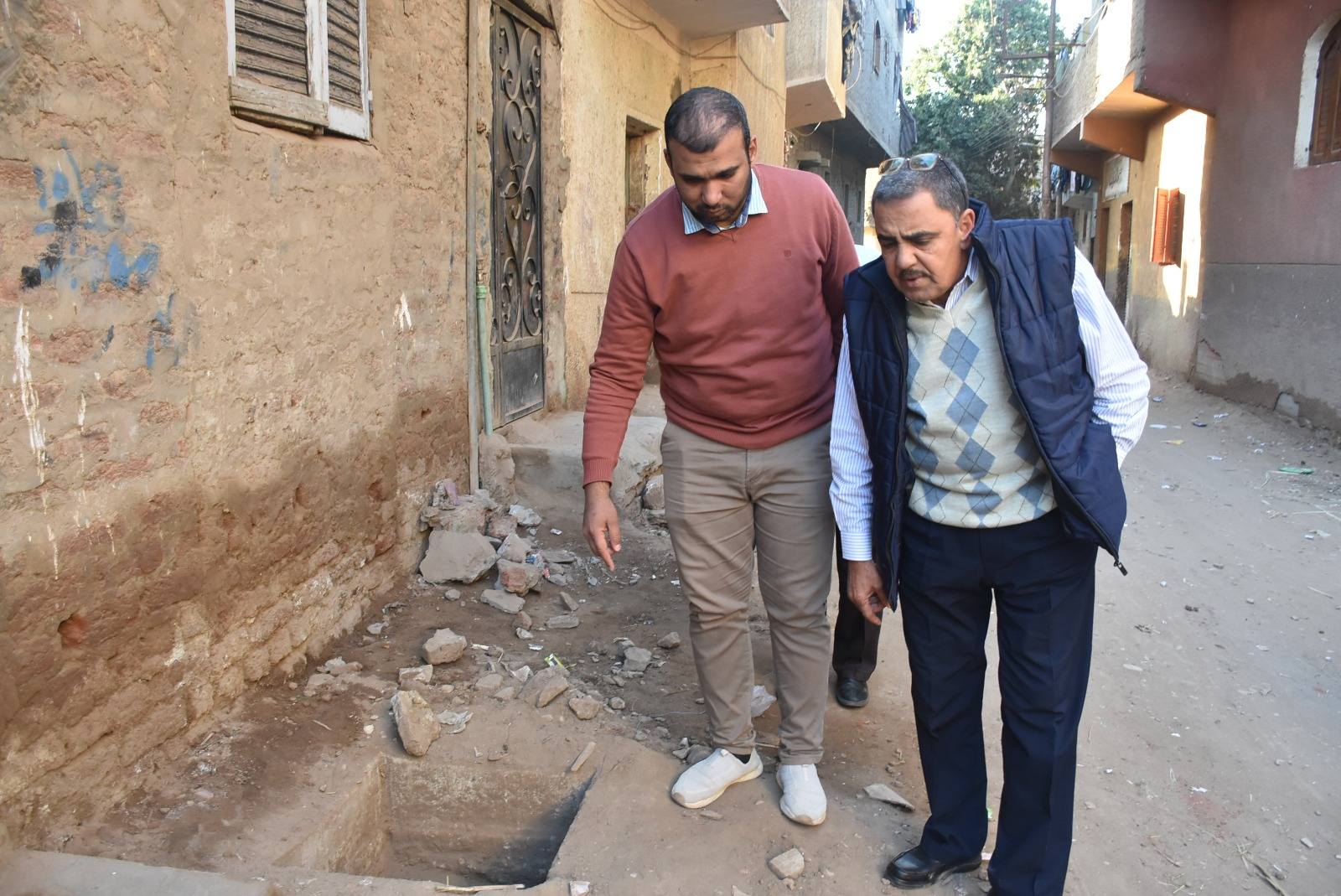 متابعة وصلات الصرف لبدء توصيل الخدمة للأهالي بمنطقة نجع الجالس بالكرنك