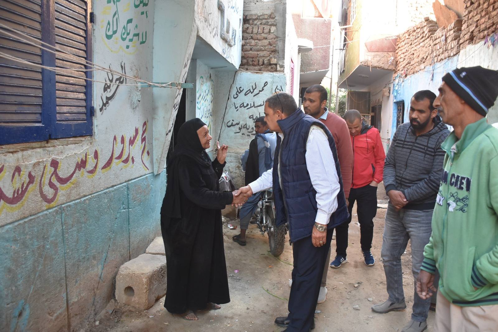 متابعة نسب تنفيذ الوصلات المنزلية بالكرنك على أرض الواقع ولقاء الأهالى