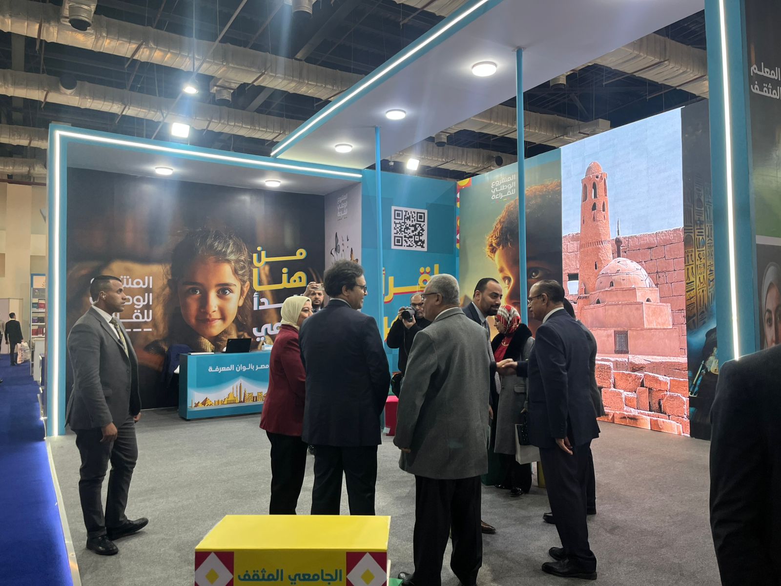 وزير الثقافة يتفقد معرض الكتاب وزير الثقافة يتفقد معرض الكتاب