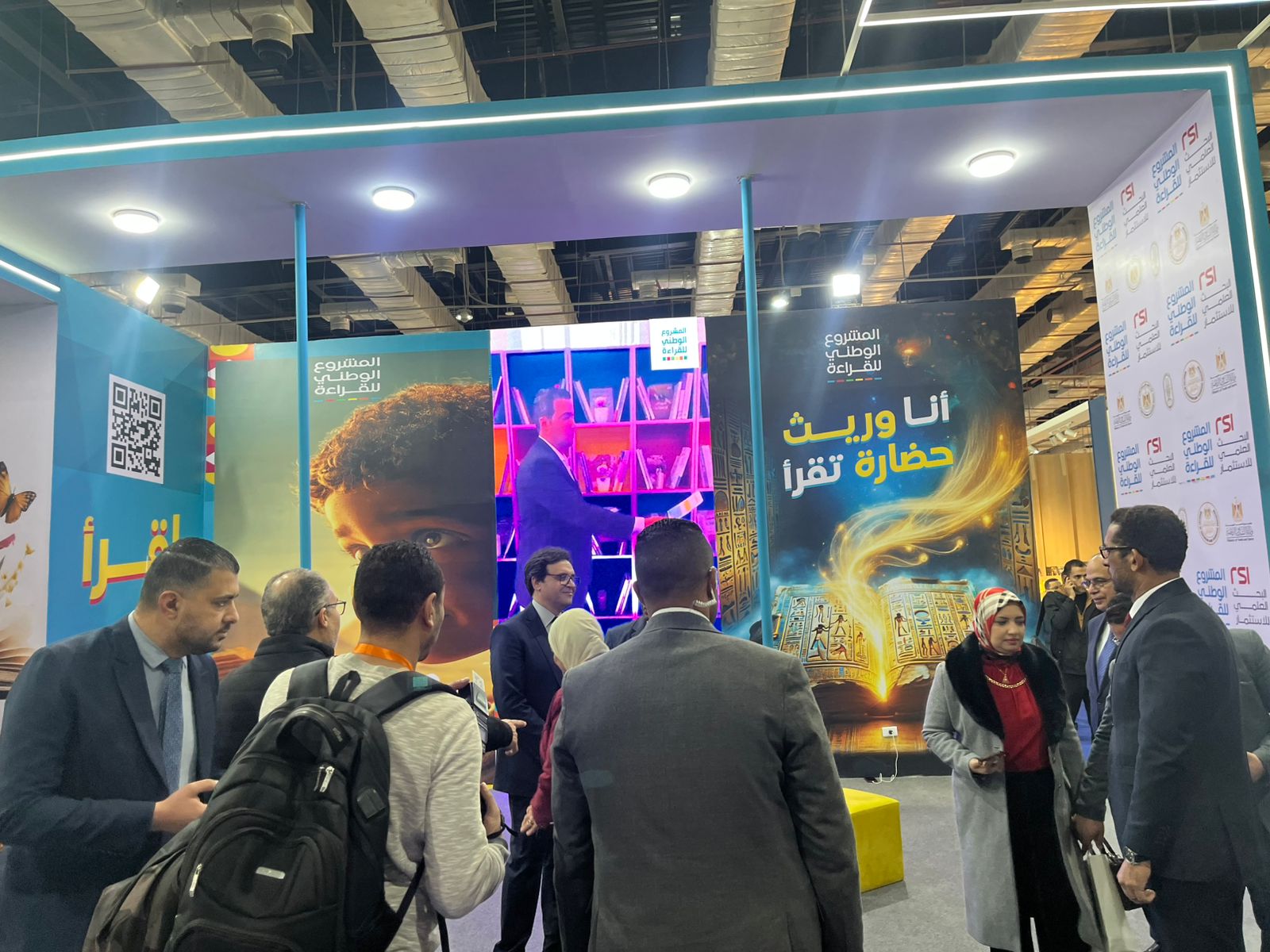 وزير الثقافة داخل أروقة معرض الكتاب وزير الثقافة داخل أروقة معرض الكتاب