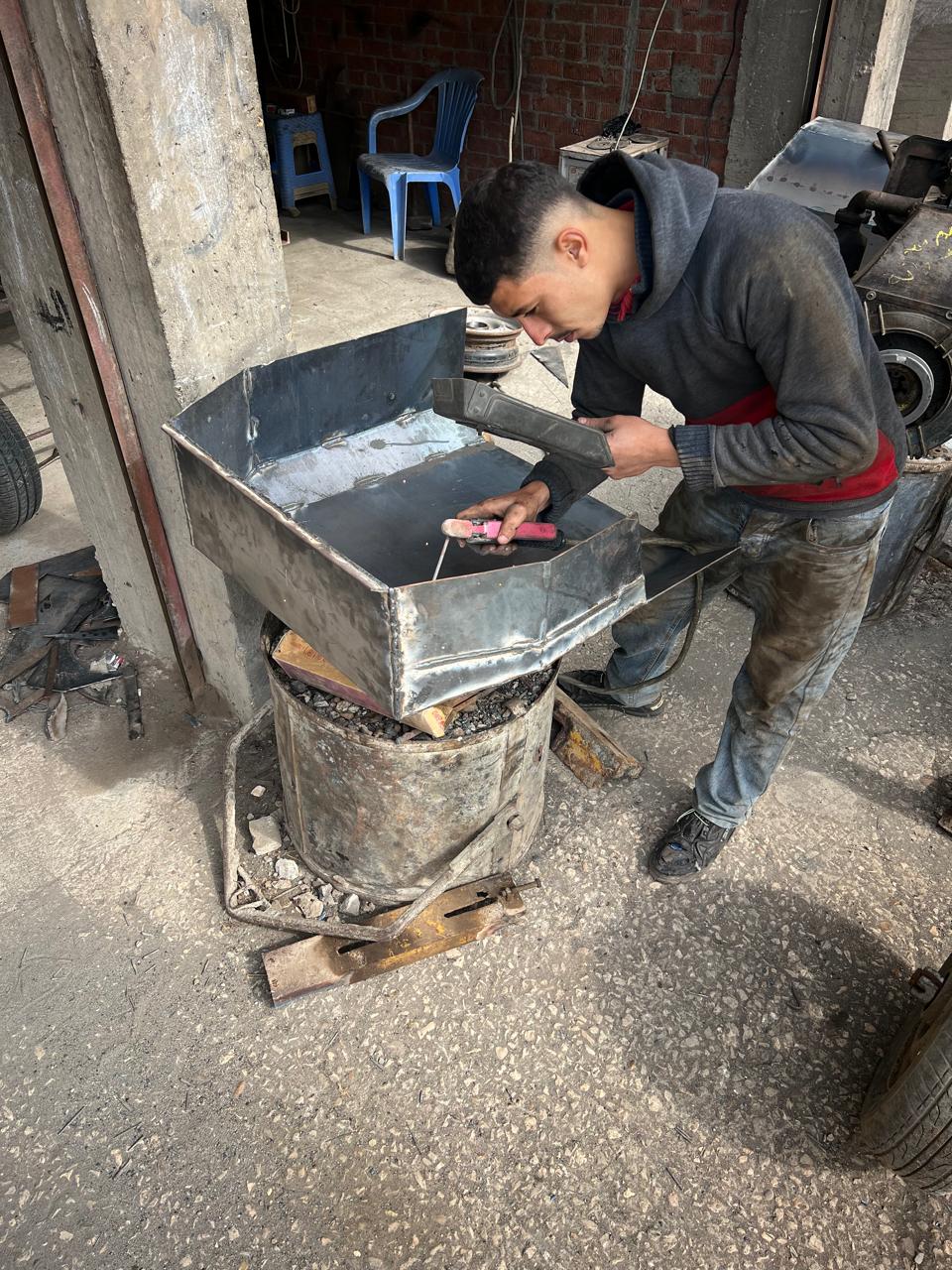 جانب من تصنيع صندوق الماتور