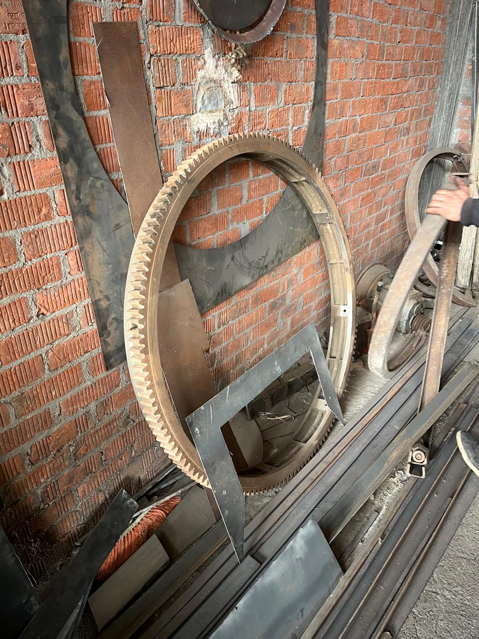 الترس الحديد الداخلي المسئول عن دوران الحلة المصنع داخل الورش المصرية